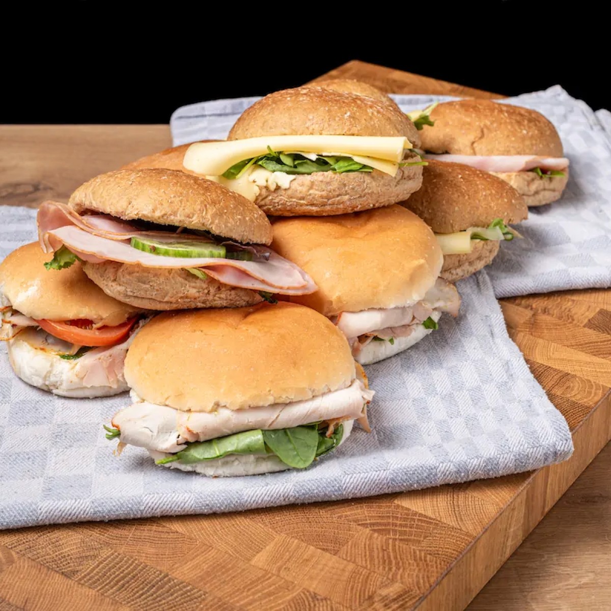 Foto van Belegde Broodjesschaal – 10 Zachte Belegde Broodjes