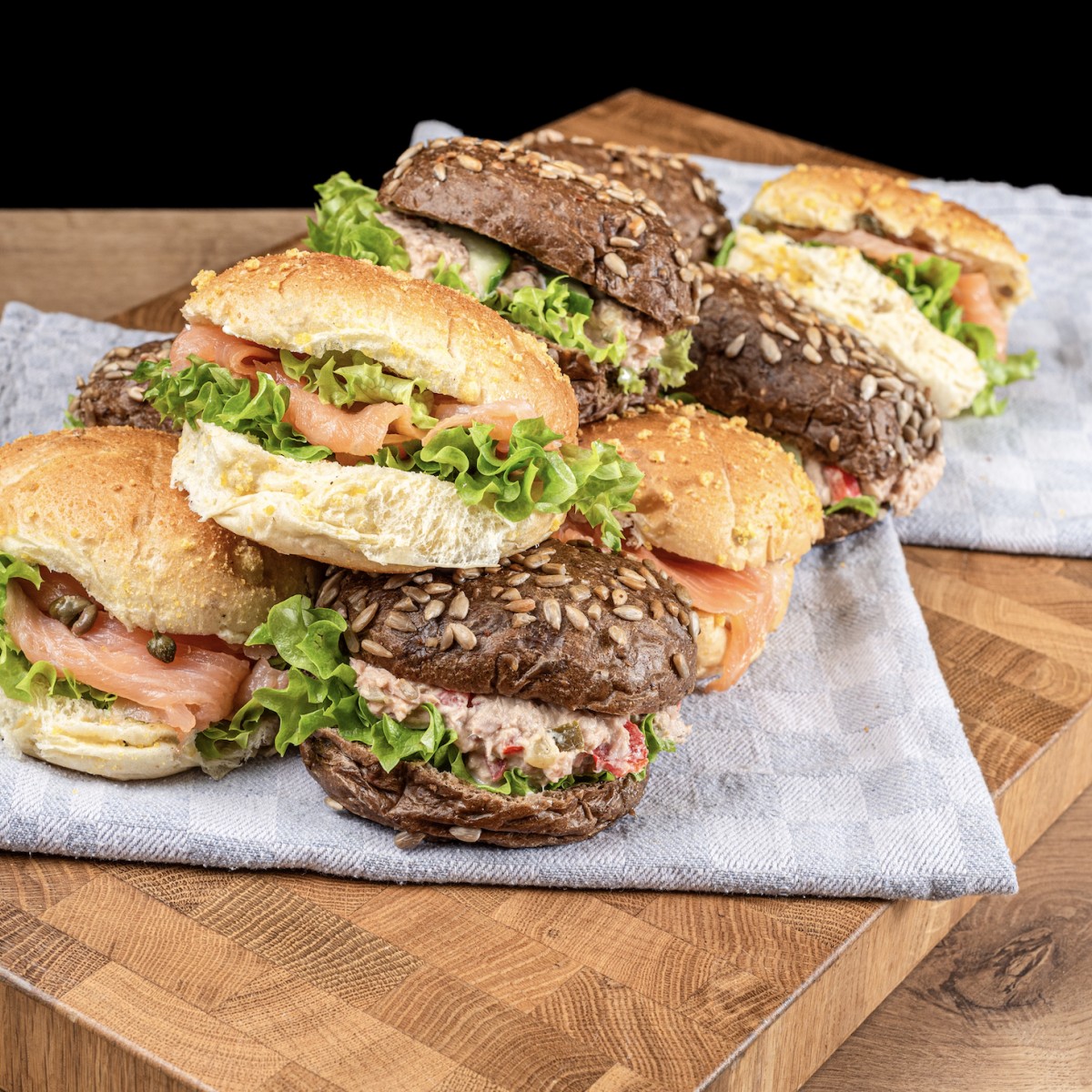 Foto van Vis Broodjesschaal – 10 Belegde Broodjes met Vis